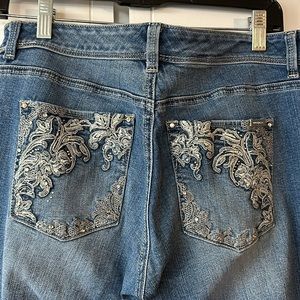 WHITE HOUSE BLACK MARKET “BLANC BOOT LEG”. Size 10s. Blue w/rhinestones. VGUC.